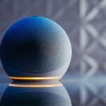 Dispositivo Echo Dot em uma estante demonstrando o que é Alexa.