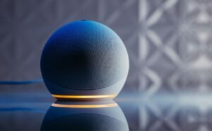 Dispositivo Echo Dot em uma estante demonstrando o que é Alexa.