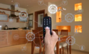 Pessoa controlando automação residencial com controle remoto em cozinha moderna