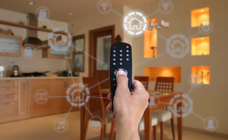 Pessoa controlando automação residencial com controle remoto em cozinha moderna