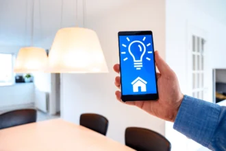 Controle de iluminação inteligente por aplicativo no celular