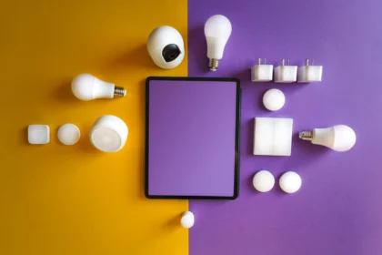 Diversos sensores e lâmpadas inteligentes organizados ao redor de um tablet