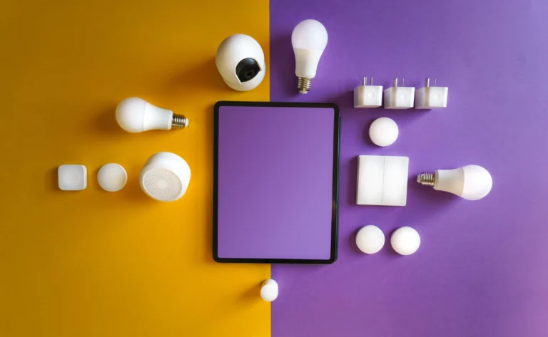 Automação Residencial e Casa Inteligente: SmartHomePro Diversos sensores e lâmpadas inteligentes organizados ao redor de um tablet