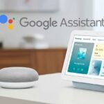 Dispositivos inteligentes Nest Hub e Nest Mini em uma mesa branca exibindo a interface do Google Assistente.