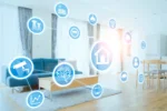 Interface gráfica de automação residencial sobre sala moderna iluminada