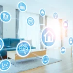 Interface gráfica de automação residencial sobre sala moderna iluminada