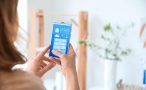Pessoa controlando dispositivos de casa inteligente por app em 2025