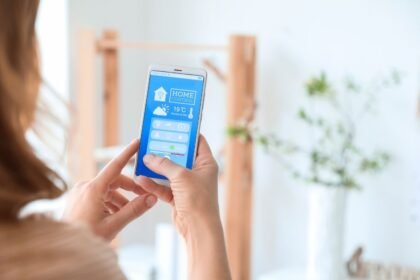 Pessoa controlando dispositivos de casa inteligente por app em 2025