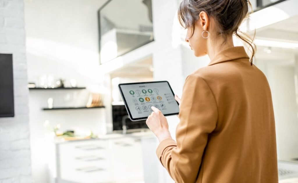 Mulher usando automação com assistente virtual em casa