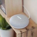 Google Nest Mini 2ª Geração em uso em casa inteligente.