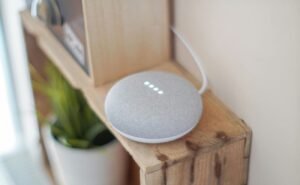 Google Nest Mini 2ª Geração em uso em casa inteligente.