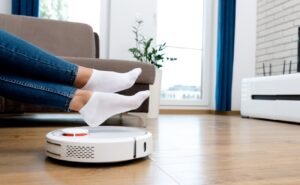 melhores robô aspirador de pó em uso na sala de estar