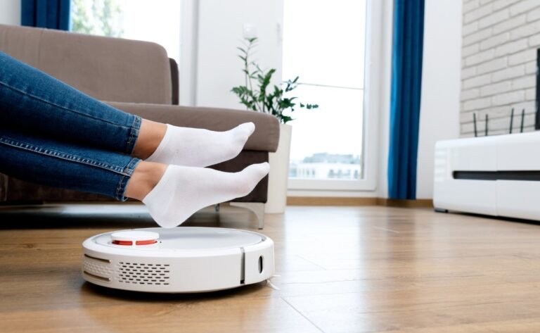 melhores robô aspirador de pó em uso na sala de estar