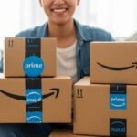 Mulher sorrindo sentada em um sofá, segurando várias caixas da Amazon, ilustrando os benefícios do Amazon Prime.