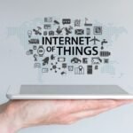 Ilustração de Internet das Coisas (IoT) com smartphone e ícones de dispositivos inteligentes conectados