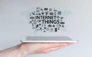 Ilustração de Internet das Coisas (IoT) com smartphone e ícones de dispositivos inteligentes conectados