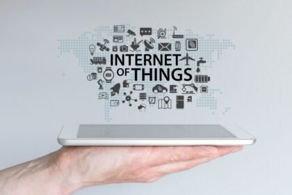 Ilustração de Internet das Coisas (IoT) com smartphone e ícones de dispositivos inteligentes conectados