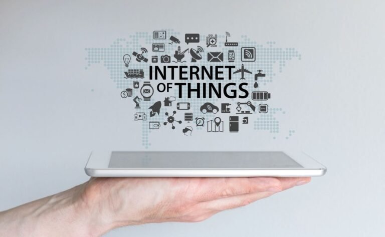 Ilustração de Internet das Coisas (IoT) com smartphone e ícones de dispositivos inteligentes conectados