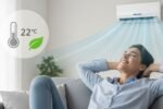 Mulher relaxando confortavelmente em um sofá sob um ar-condicionado, ilustrando os benefícios da climatização inteligente para o conforto e a eficiência energética residencial.