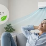 Mulher relaxando confortavelmente em um sofá sob um ar-condicionado, ilustrando os benefícios da climatização inteligente para o conforto e a eficiência energética residencial.
