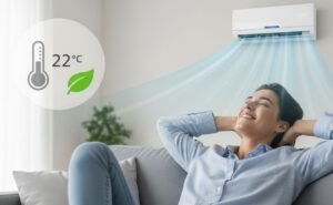Mulher relaxando confortavelmente em um sofá sob um ar-condicionado, ilustrando os benefícios da climatização inteligente para o conforto e a eficiência energética residencial.