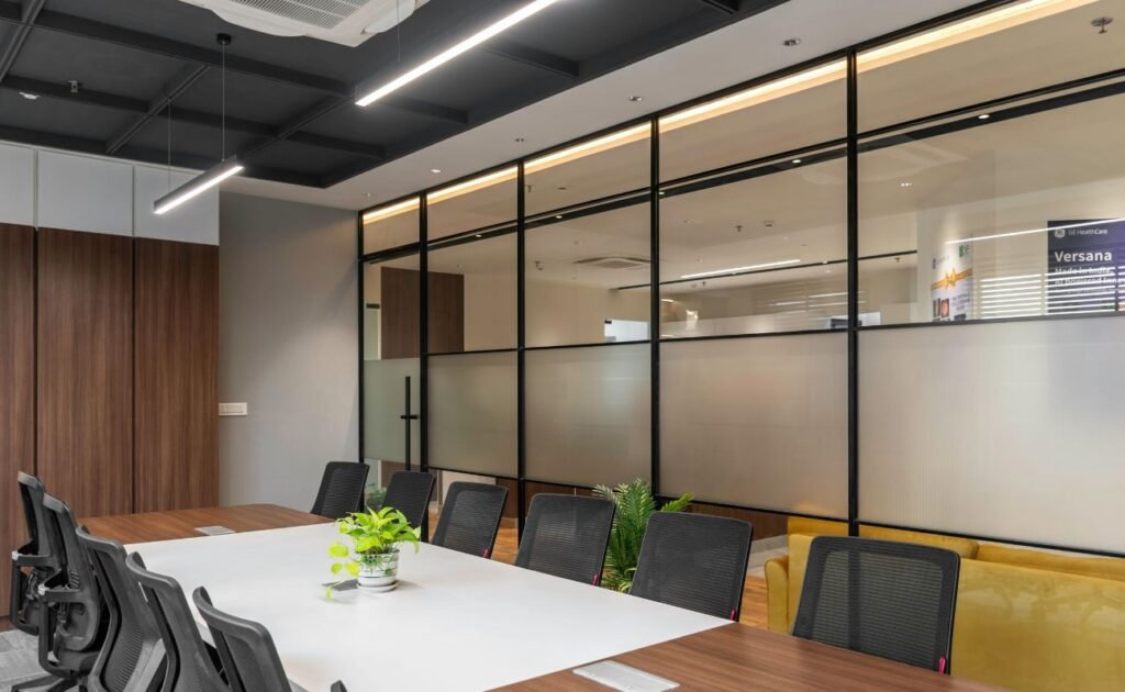 Instalação de sensor de presença escritório para automação escritório economia energia na iluminação.